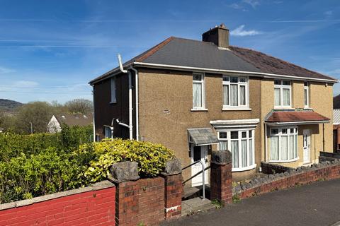 3 bed property, in Greenwood Road, £165,000