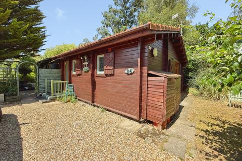 2 bed property, in Duck Lake, £175,000