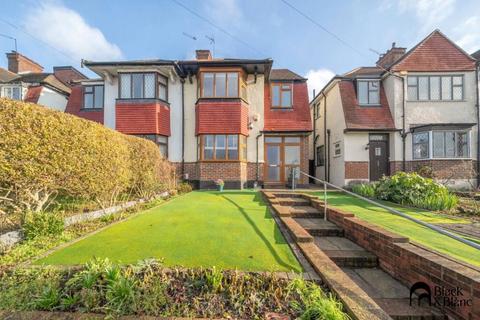 4 bed property, in Village Way, £700,000