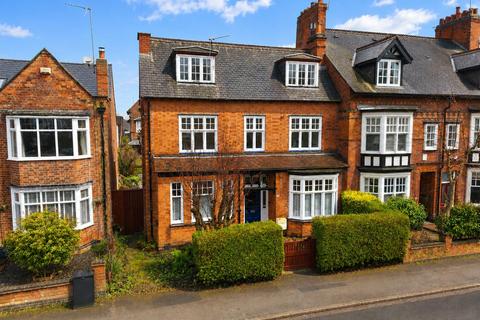 5 bed property, in Clarendon Park Road, £590,000