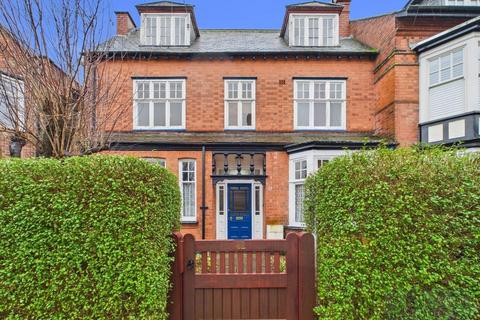 5 bed property, in Clarendon Park Road, £585,000