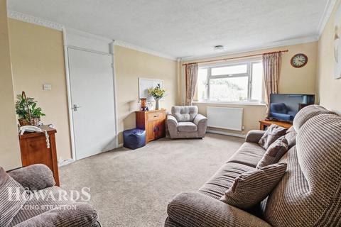 2 bed property, in Sturmy Close, £190,000