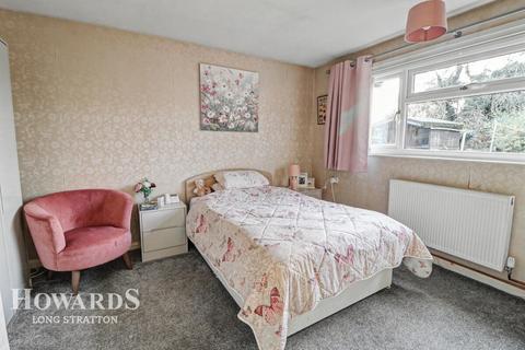 2 bed property, in Sturmy Close, £200,000