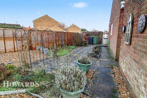 2 bed property, in Sturmy Close, £200,000