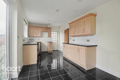 3 bed property, in Kingswood Avenue, £400,000
