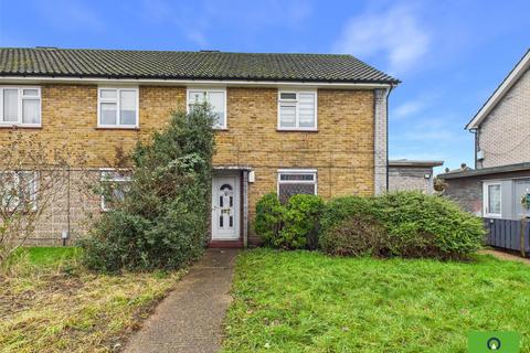2 bed property, in Fyfield Road, £240,000