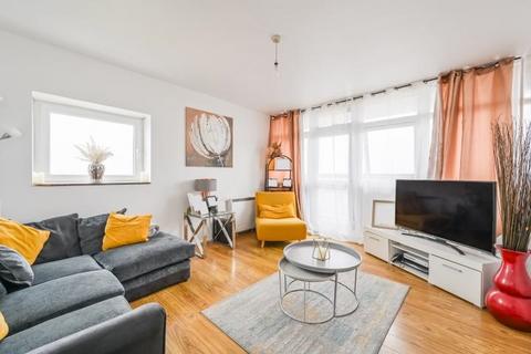 2 bed property, in Queensland House, £200,000