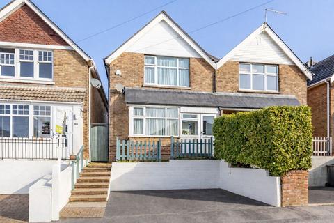 3 bed property, in Alexandra Road, £400,000