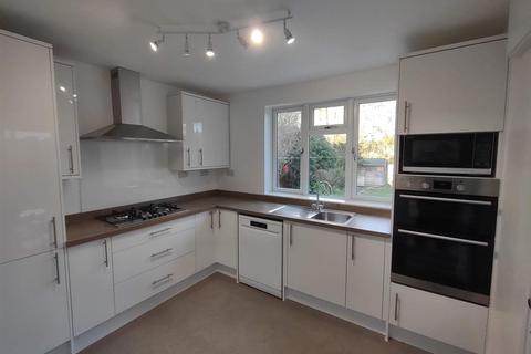 4 bed property, in Sanderstead Avenue, £819,995