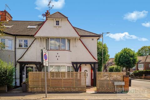 2 bed property, in Hampstead Gardens, £530,000