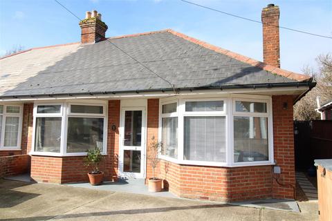 2 bed property, in Broadfields Avenue, £299,950