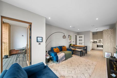 1 bed property, in School Passage, £285,000
