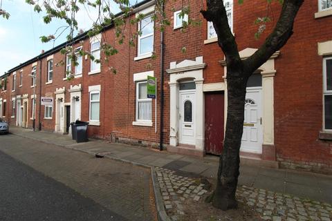 2 bed property, in Wildman Street, £102,000