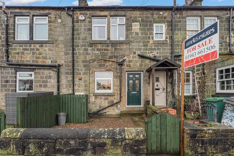 2 bed property, in Kirk Lane, £215,000