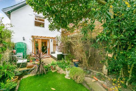 2 bed property, in Drummond Road, £539,000