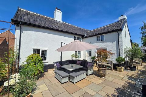 4 bed property, in Long Street, £495,000
