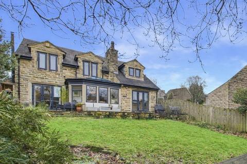 3 bed property, in Oak Tree Gardens, £575,000