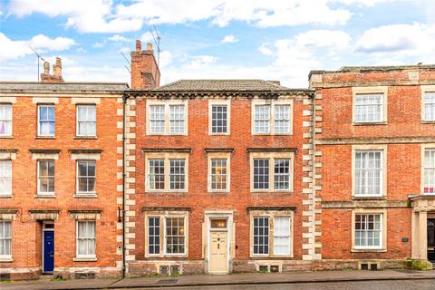 5 bed property, in Long Street, £375,000