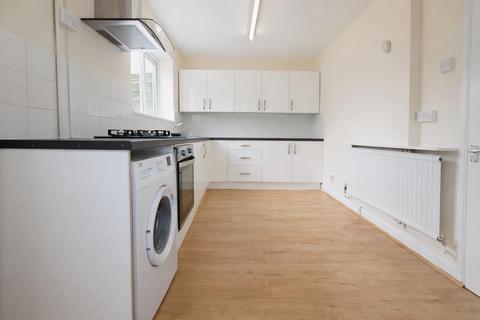 3 bed property, in Barton Way, £425,000