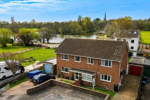 3 bed property, in Beaufort Drive, £235,000