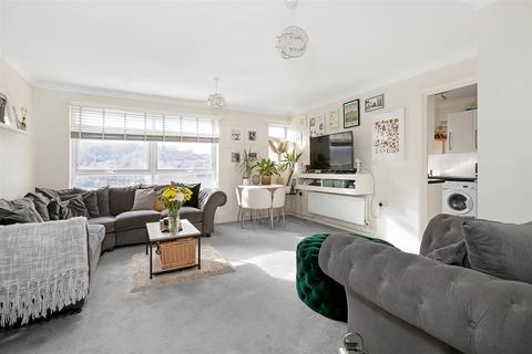 2 bed property, in Edgeworth Close, £275,000