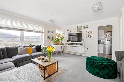 2 bed property, in Edgeworth Close, £275,000