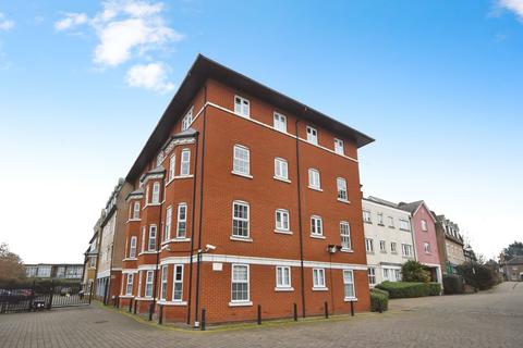 2 bed property, in Roche Close, £200,000