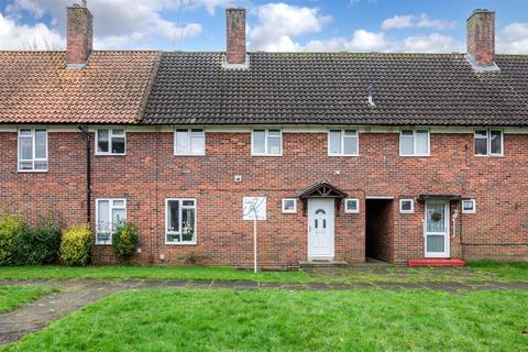 3 bed property, in Horsecroft, £450,000