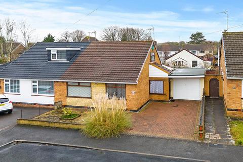 2 bed property, in Pinewood Drive, £300,000