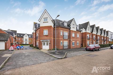 2 bed property, in Gooshays Gardens, £200,000