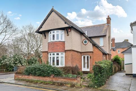 3 bed property, in Vale Road, £425,000