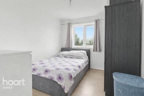 2 bed property, in Varcoe Gardens, £300,000