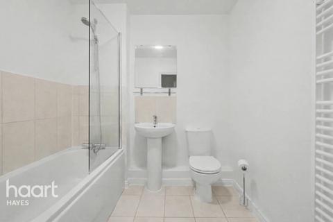 2 bed property, in Varcoe Gardens, £300,000
