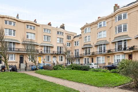 1 bed property, in Bedford Square, £260,000
