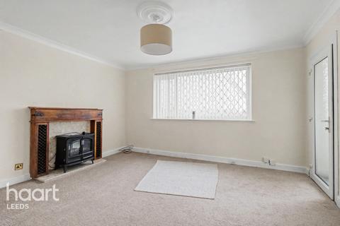 2 bed property, in Eastwood Nook, £80,000