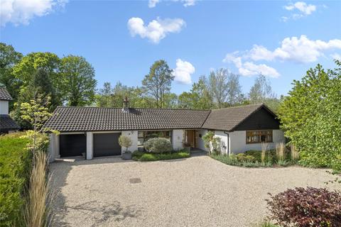 4 bed property, in Parkside Close, £975,000