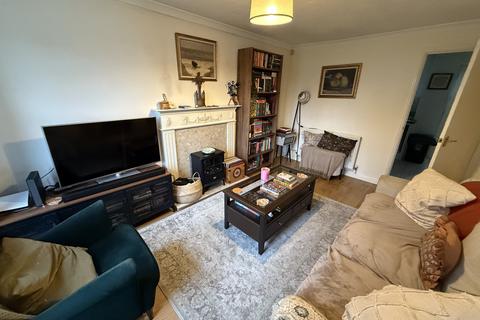 2 bed property, in Hadleigh Close, £190,000