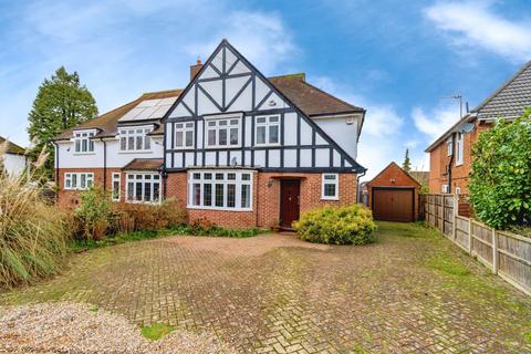 4 bed property, in Bassett Avenue, £565,000