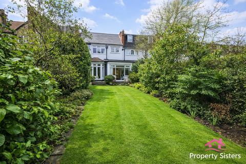 3 bed property, in Shakespeare Road, £810,000