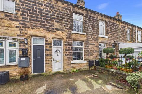 2 bed property, in Hall Terrace, £130,000