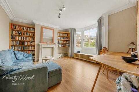 1 bed property, in Lauriston Road, £600,000