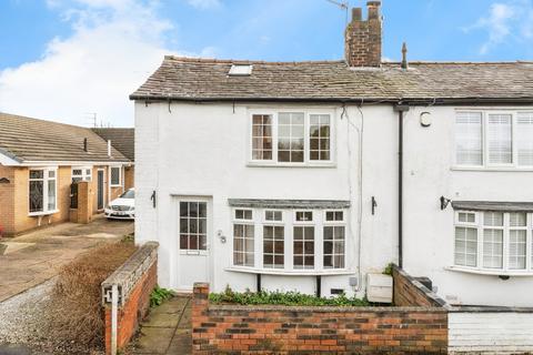 2 bed property, in Manchester Road, £250,000