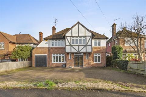 5 bed property, in King Edward Avenue, £800,000