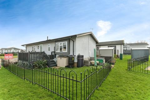 2 bed property, in Hyacinth Gardens, £280,000