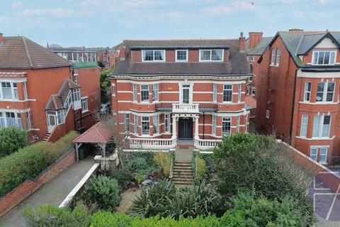 8 bed property, in Promenade, £675,000