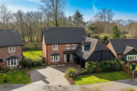 5 bed property, in Hunts Mead, £625,000
