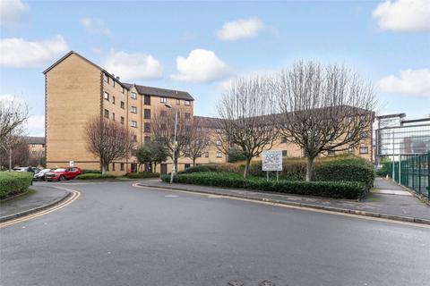 2 bed property, in Riverview Gardens, £100,000