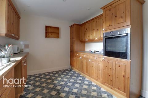 3 bed property, in Abbeyfields, £185,000