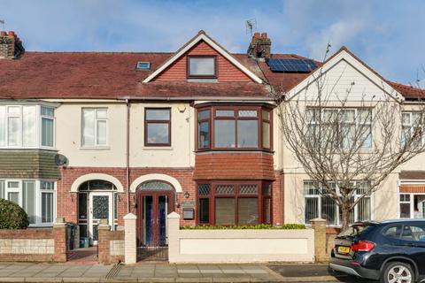 5 bed property, in Doyle Avenue, £375,000