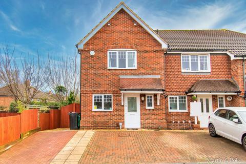 2 bed property, in Heather Hill Close, £450,000